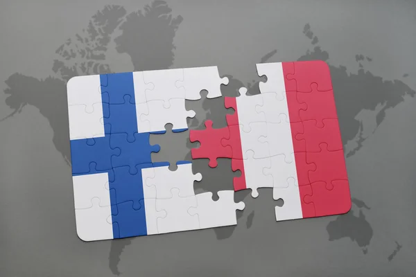 Puzzle avec le drapeau national de la Finlande et du Pérou sur un fond de carte du monde . — Photo