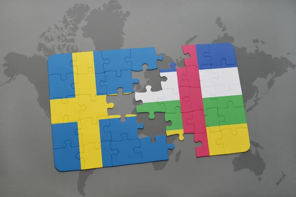 Puzzle mit der Nationalflagge der schwedischen und zentralafrikanischen Republik auf einem Weltkartenhintergrund. — Stockfoto