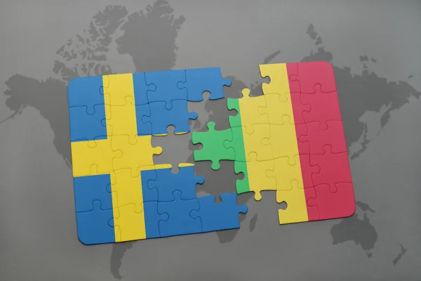 Quebra-cabeça com a bandeira nacional da Suécia e mali em um fundo de mapa do mundo . — Fotografia de Stock