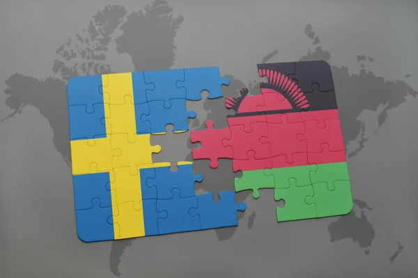 Puzzel met de nationale vlag van Zweden en Malawi op een wereld kaart achtergrond. — Stockfoto