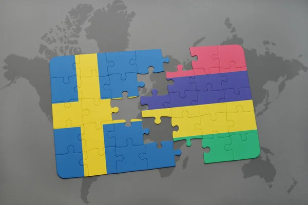 Puzzle con la bandiera nazionale di svedesi e mauritius su sfondo mappa del mondo . — Foto Stock