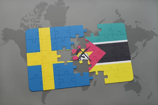 Puzzle con la bandiera nazionale di svedese e mozambique su uno sfondo mappa del mondo . — Foto Stock