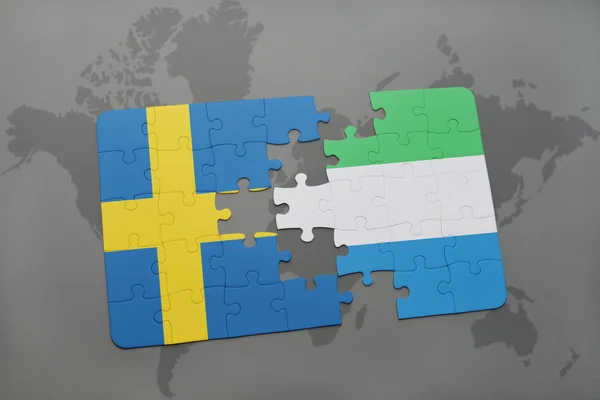 Puzzle con la bandiera nazionale svedese e sierra leone su sfondo mappa del mondo . — Foto Stock