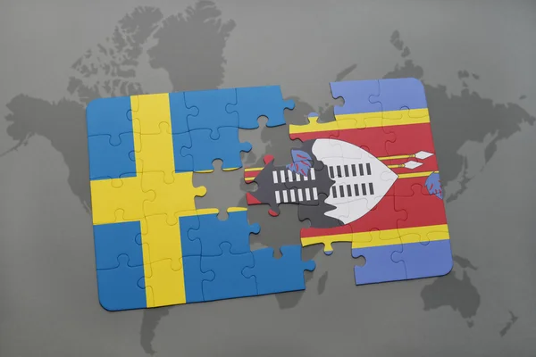 Quebra-cabeça com a bandeira nacional da Suécia e da Suazilândia em um fundo de mapa do mundo . — Fotografia de Stock