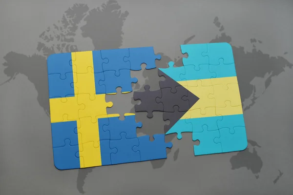 Puzzel met de nationale vlag van Zweden en bahama's op een wereld kaart achtergrond. — Stockfoto