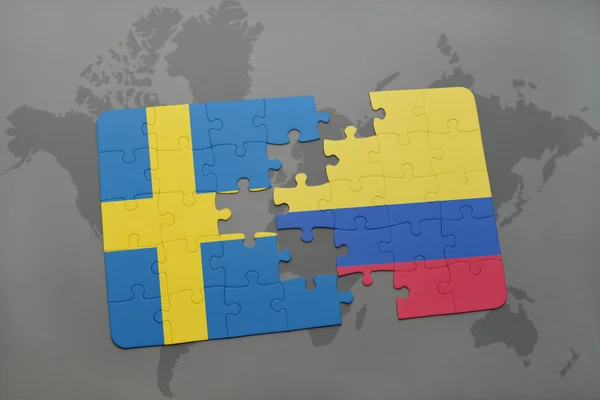 Quebra-cabeça com a bandeira nacional da Suécia e colômbia em um fundo de mapa do mundo . — Fotografia de Stock