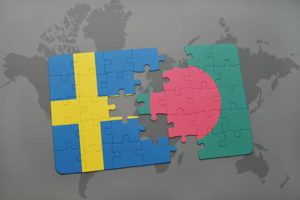 Puzzel met de nationale vlag van Zweden en Bangladesh op een wereld kaart achtergrond. — Stockfoto