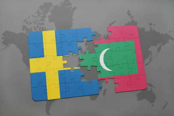 Puzzle con la bandiera nazionale di svedesi e maldive su sfondo mappa del mondo . — Foto Stock