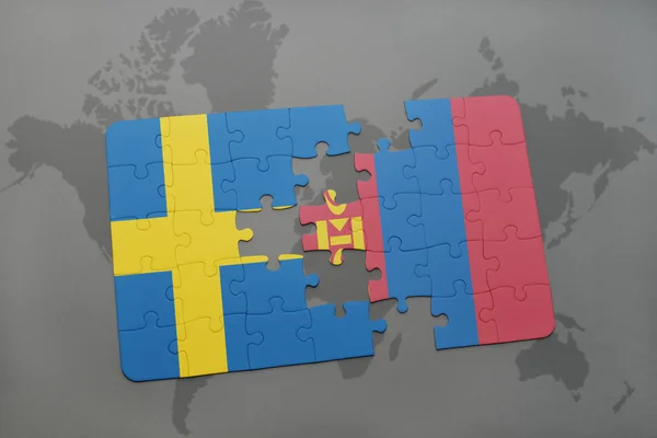 Puzzel met de nationale vlag van Zweden en Mongolië op een wereld kaart achtergrond. — Stockfoto