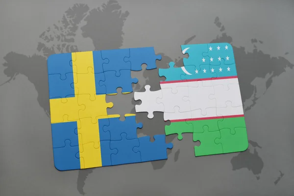 Puzzel met de nationale vlag van Zweden en Oezbekistan op een wereld kaart achtergrond. — Stockfoto