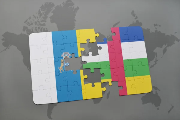 Puzzle avec le drapeau national des îles Canaries et de la République centrafricaine sur fond de carte du monde . — Photo