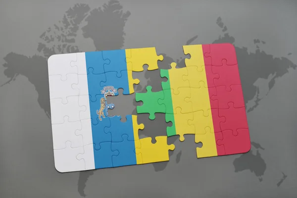 Quebra-cabeça com a bandeira nacional de ilhas canárias e mali em um fundo de mapa do mundo . — Fotografia de Stock