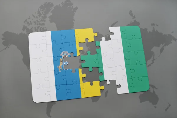 Puzzel met de nationale vlag van de Canarische eilanden en nigeria op de achtergrond van een wereld kaart. — Stockfoto