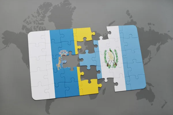 Головоломка з національним прапором Канарських островів та Гватемали на фоні карти світу . — стокове фото