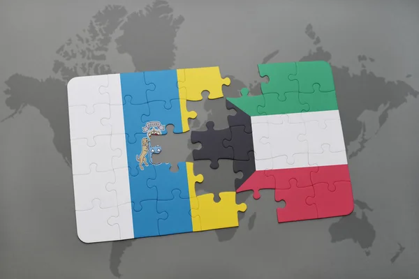 Puzzel met de nationale vlag van de Canarische eilanden en Koeweit op een wereld kaart achtergrond. — Stockfoto