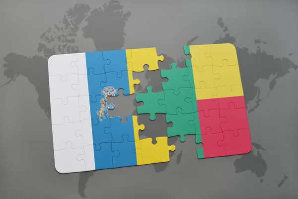 Puzzle con la bandiera nazionale delle isole canarie e Benin su uno sfondo mappa del mondo . — Foto Stock