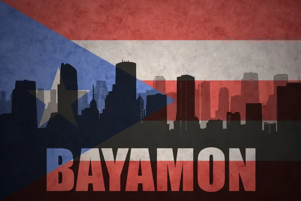Streszczenie sylwetka miasta z tekstem Bayamon na vintage flagę Portorykański — Zdjęcie stockowe