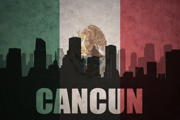 Abstracte silhouet van de stad met tekst Cancun op de vintage Mexicaanse vlag — Stockfoto