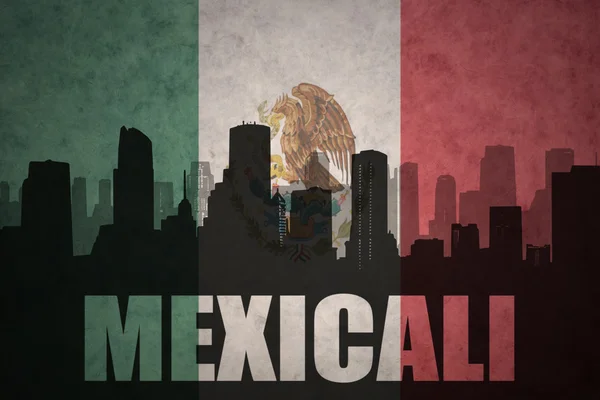 Özet metni Mexicali vintage Meksika bayrağı ile şehir silüeti — Stok fotoğraf