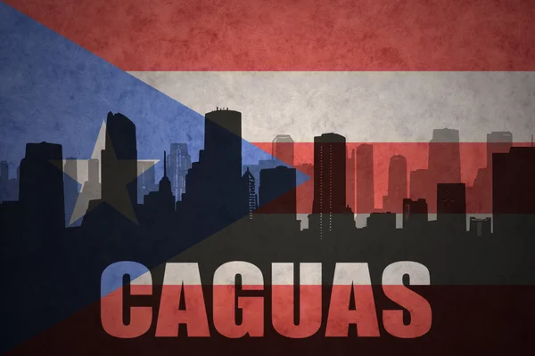 Streszczenie sylwetka miasta z tekstem Caguas na vintage flagę Portorykański — Zdjęcie stockowe