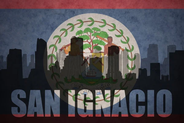 Abstracte silhouet van de stad met tekst San Ignacio op de vintage vlag van belize — Stockfoto
