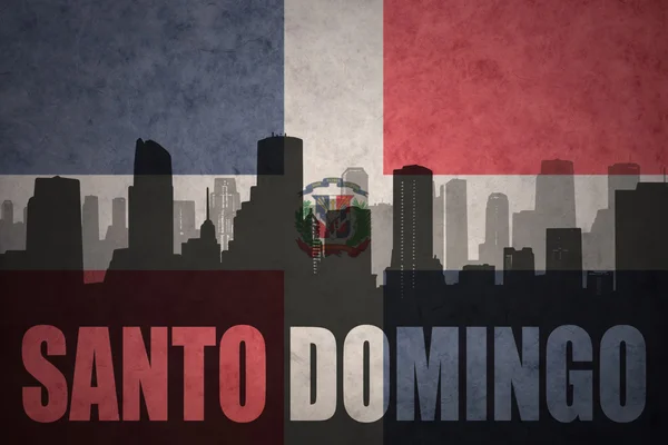 Abstracte silhouet van de stad met tekst Santo Domingo op de vintage vlag van de Dominicaanse Republiek — Stockfoto