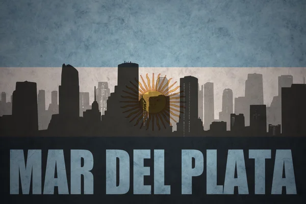 Streszczenie sylwetka miasta z tekstem Mar del Plata na flagę vintage argentyńskiej — Zdjęcie stockowe