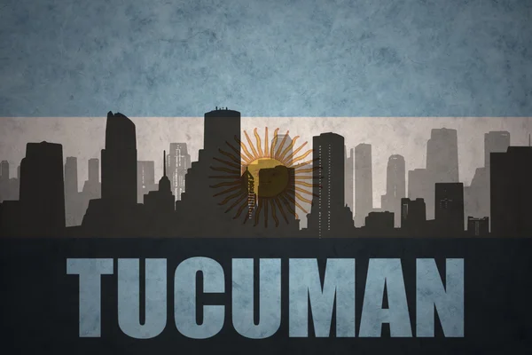 Silueta abstracta de la ciudad con texto Tucumán en la bandera argentina vintage —  Fotos de Stock