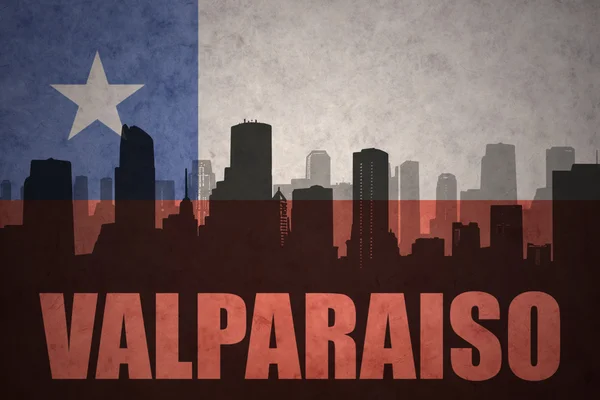 Streszczenie sylwetka miasta z tekstem Valparaiso o vintage flaga Chile — Zdjęcie stockowe