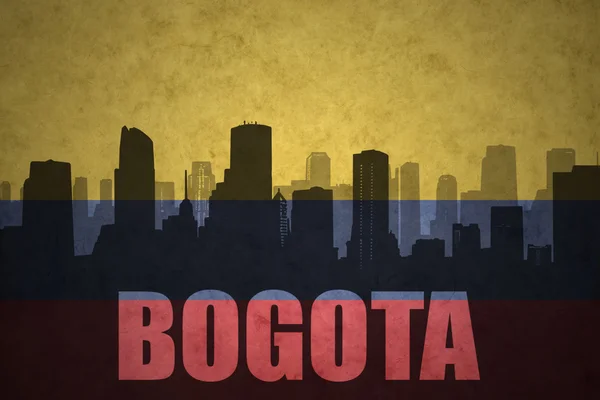 Silhueta abstrata da cidade com texto Bogotá na bandeira colombiana vintage — Fotografia de Stock