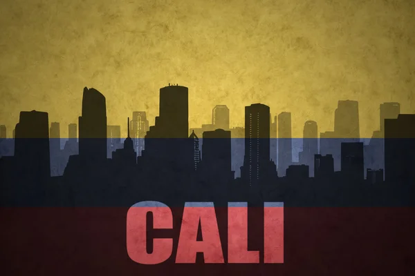 Silhouette astratta della città con testo Cali alla bandiera colombiana vintage — Foto Stock