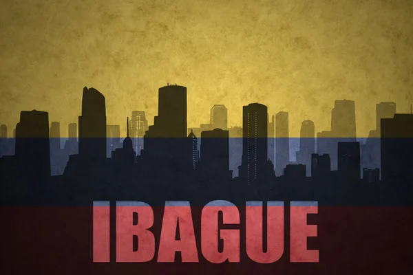 Silhouette astratta della città con testo Ibague alla bandiera colombiana vintage — Foto Stock