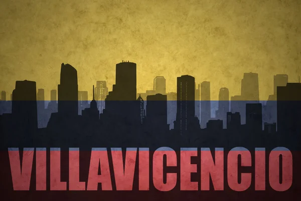 Streszczenie sylwetka miasta z tekstem Villavicencio o vintage flaga Kolumbii — Zdjęcie stockowe