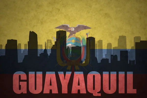 Abstracte silhouet van de stad met tekst Guayaquil op de vintage Ecuadoraanse vlag — Stockfoto