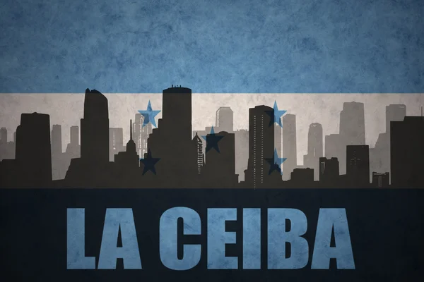 Streszczenie sylwetka miasta z tekstem La Ceiba o vintage flaga Hondurasu — Zdjęcie stockowe