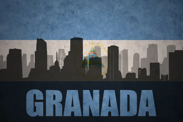 Silhouette astratta della città con testo Granada alla bandiera vintage nicaraguense — Foto Stock