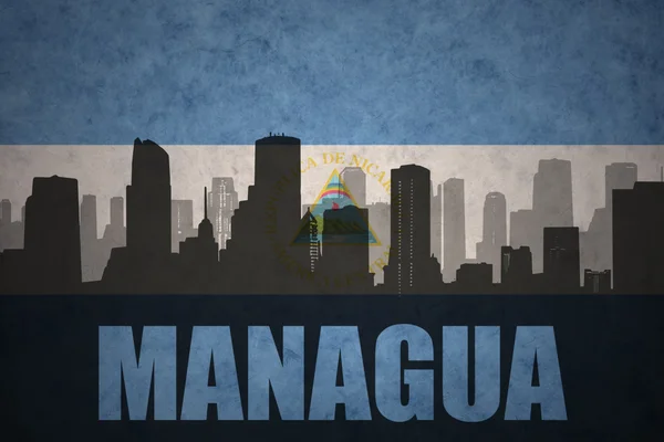 Анотація силуетом міста з текстом Манагуа в старовинних Нікарагуанський прапор — стокове фото