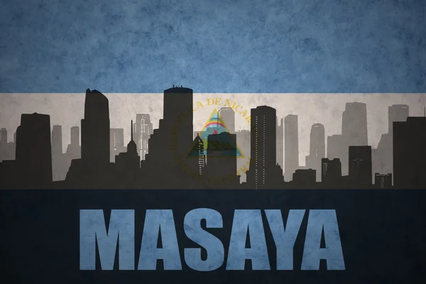 Silhouette astratta della città con testo Masaya alla bandiera nicaraguense vintage — Foto Stock