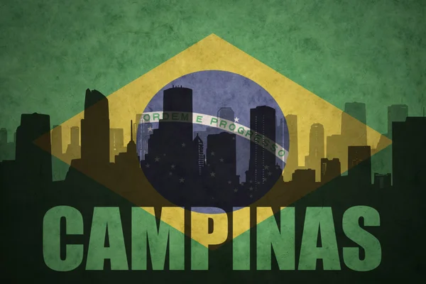 Абстрактный силуэт города с текстом Кампинас на винтажном бразильском флаге — стоковое фото