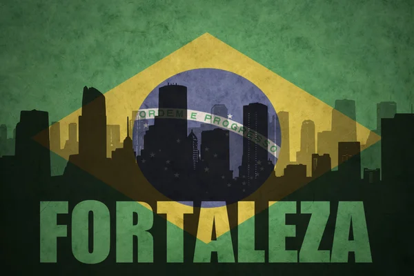 Абстрактный силуэт города с текстом Форталеза у винтажного бразильского флага — стоковое фото