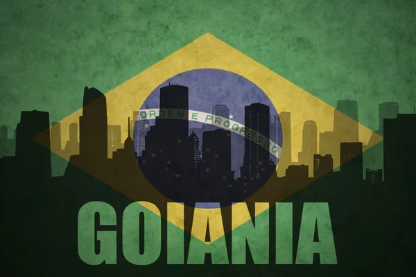 Abstrakte Silhouette der Stadt mit goiania-Text auf der brasilianischen Flagge — Stockfoto