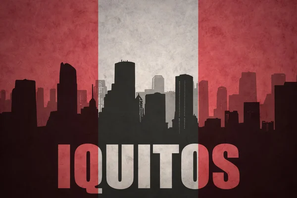 Streszczenie sylwetka miasta z tekstem Iquitos w vintage peruwiańskiej flagi — Zdjęcie stockowe