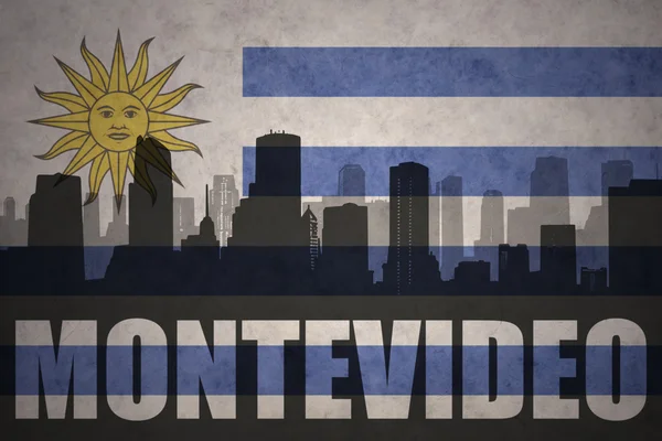 Silhouette astratta della città con testo Montevideo alla bandiera uruguaiana vintage — Foto Stock