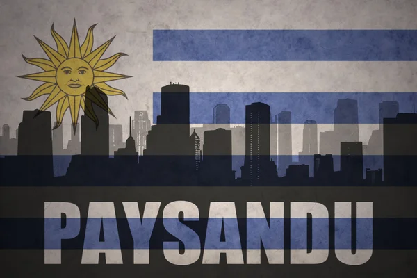 Özet metin Paysandu, vintage Uruguaylı bayrağı ile şehir silüeti — Stok fotoğraf