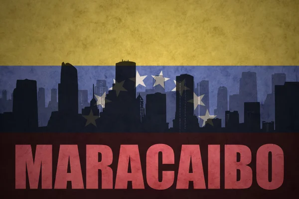 Silhueta abstrata da cidade com texto Maracaibo na bandeira venezuelana vintage — Fotografia de Stock