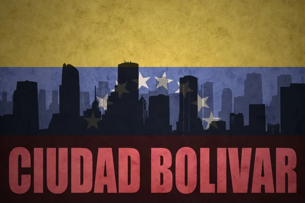 Streszczenie sylwetka miasta z Ciudad Bolivar tekst o vintage Flaga Wenezueli — Zdjęcie stockowe