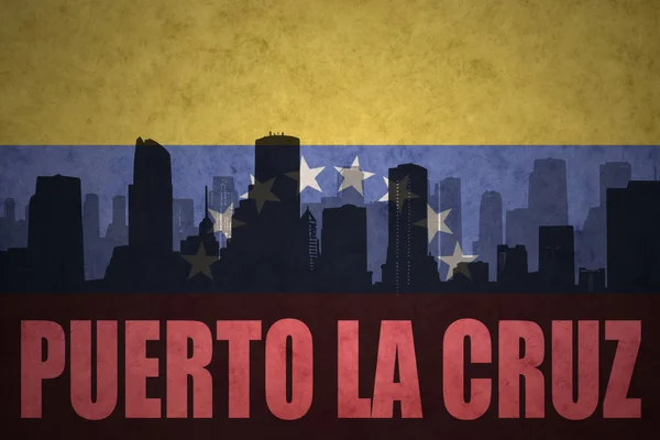 Abstrakte Silhouette der Stadt mit Text puerto la cruz auf der venezuelanischen Flagge — Stockfoto