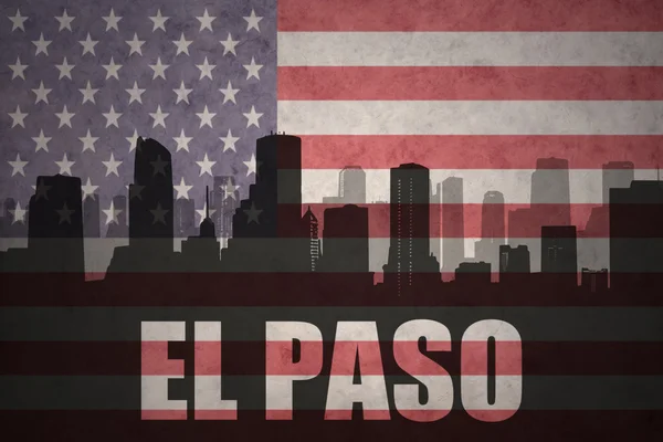 Abstrakta silhuetten av staden med text El Paso på vintage amerikanska flaggan — Stockfoto
