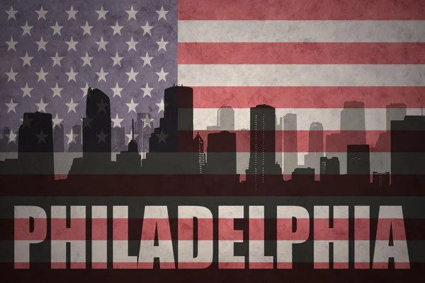 Abstracte silhouet van de stad met tekst Philadelphia op de vintage Amerikaanse vlag — Stockfoto