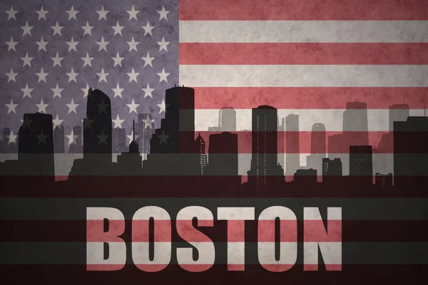 Αφηρημένη σιλουέτα της πόλης με κείμενο Βοστώνη με την εκλεκτής ποιότητας αμερικανική σημαία — Φωτογραφία Αρχείου